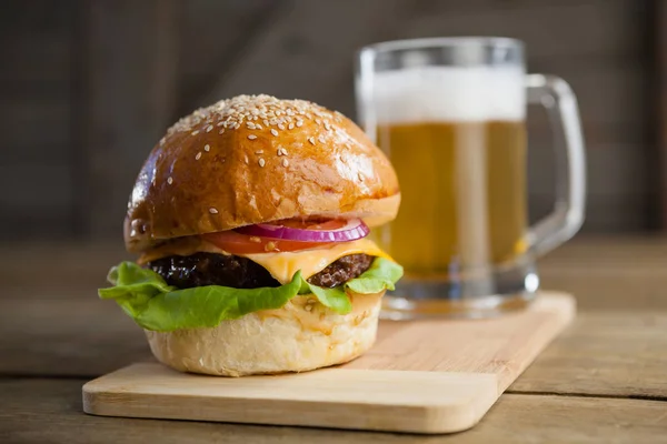 Hambúrguer com copo de cerveja — Fotografia de Stock