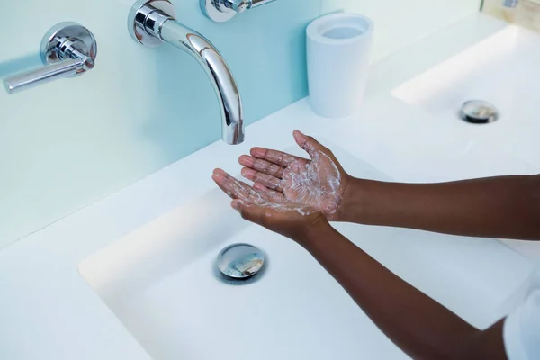 Junge wäscht sich die Hände im Waschbecken — Stockfoto