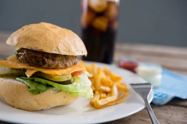 Hamburgare och pommes frites i plattan — Stockfoto