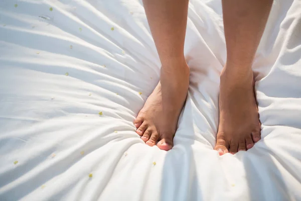 Fille debout sur le lit à la maison — Photo