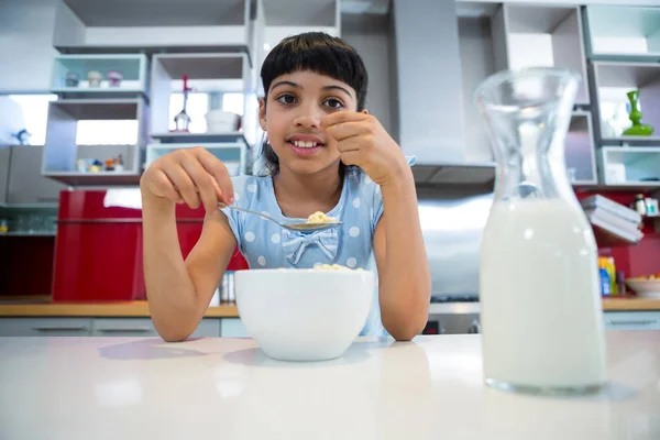 Menina comer café da manhã saudável — Fotografia de Stock