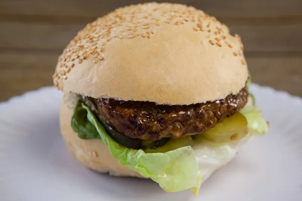 Frischer Hamburger im Teller — Stockfoto
