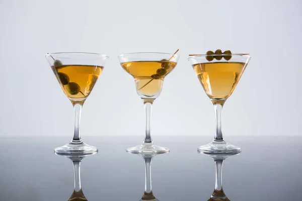 Cocktail mit Oliven — Stockfoto