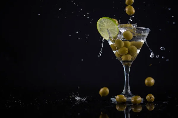 Olives splashing in cocktail martini — Stock Photo, Image