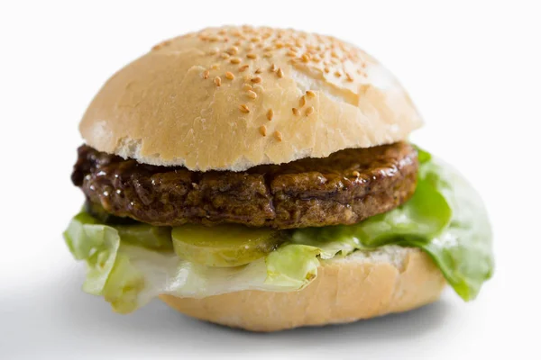 Läcker hamburgare med gröna — Stockfoto