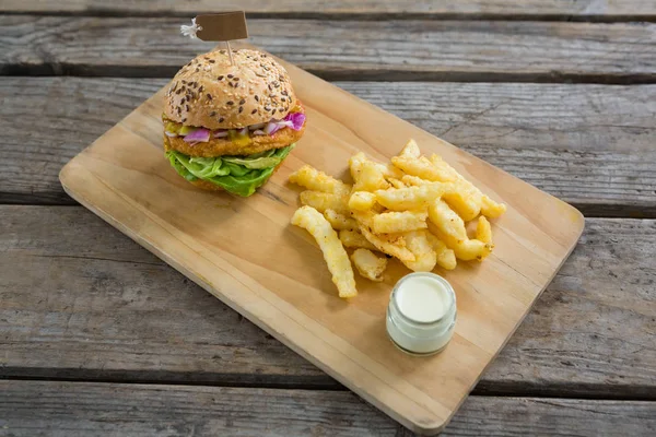 Hambúrguer e batatas fritas com molho — Fotografia de Stock