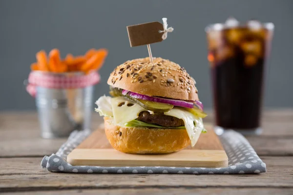 Hambúrguer com batatas fritas e bebida — Fotografia de Stock