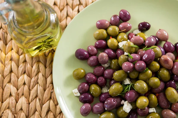 Маринованные оливки с оливковым маслом — стоковое фото