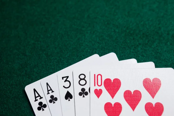 Jouer à des cartes disposées sur une table de poker — Photo