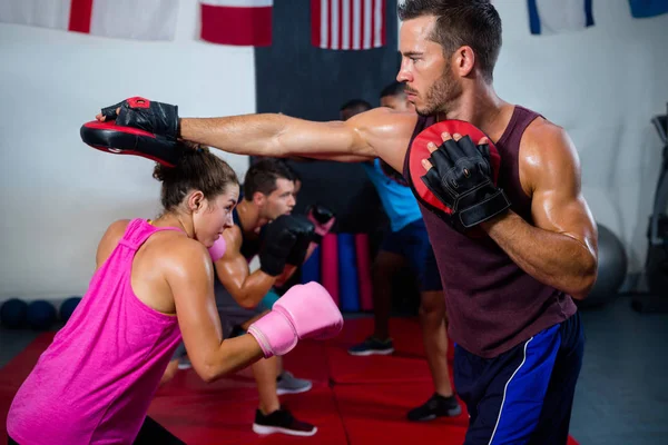 Boxeadora defendiendo con instructor — Foto de Stock