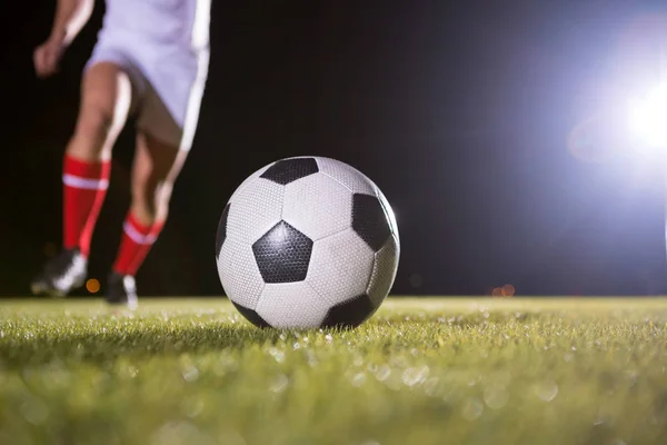 Jugador de fútbol y pelota en el campo — Foto de Stock