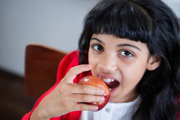 女孩吃新鲜苹果 — 图库照片