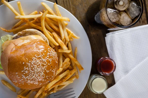 Hambúrguer com batatas fritas e bebida gelada — Fotografia de Stock