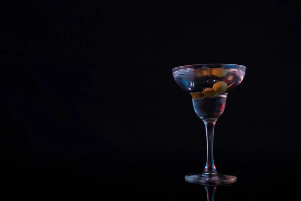 Коктейль мартини с оливками — стоковое фото