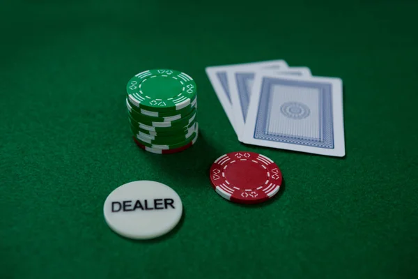 Dealer munt en chips met kaarten — Stockfoto