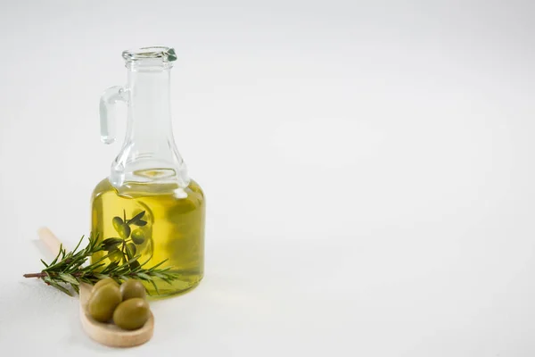 Aceitunas marinadas con botella de aceite y romero — Foto de Stock