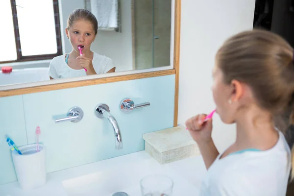 Ragazza lavarsi i denti — Foto Stock