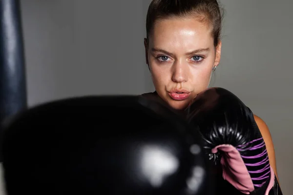 Mujer practicando boxeo en gimnasio — Foto de Stock