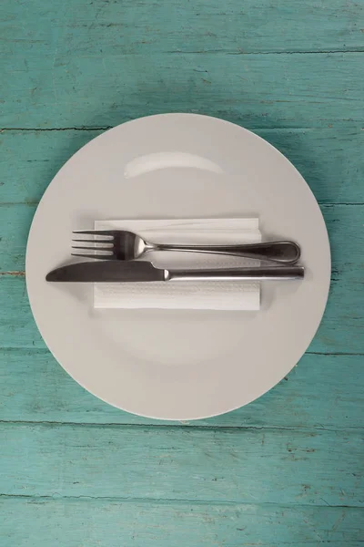 Біла тарілка з столовими приборами та серветкою — стокове фото