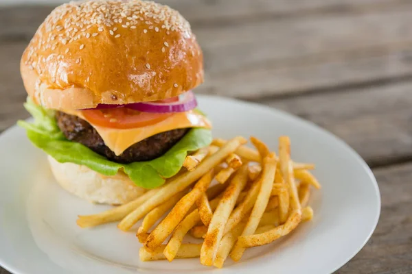 Hamburgare och pommes frites — Stockfoto