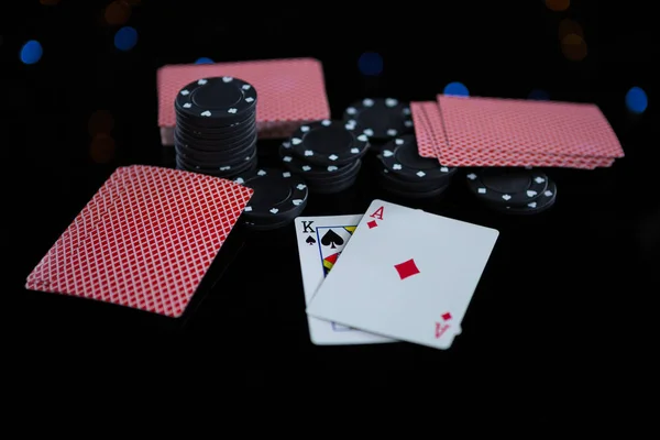 玩纸牌和赌场筹码 — 图库照片