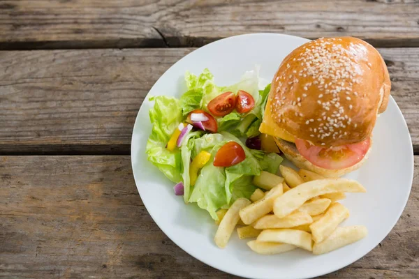 Burger és hasábburgonyával, zöldségekkel — Stock Fotó