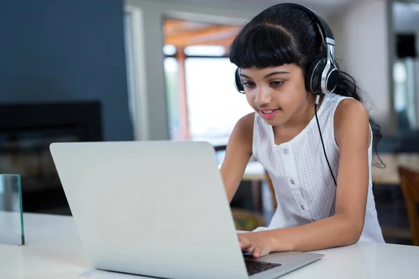 Flicka lyssnar på musik med hörlurar — Stockfoto
