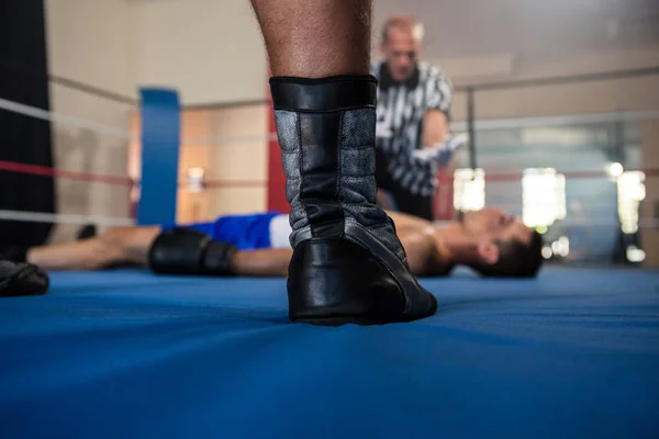 Boxeador masculino de pé com árbitro — Fotografia de Stock