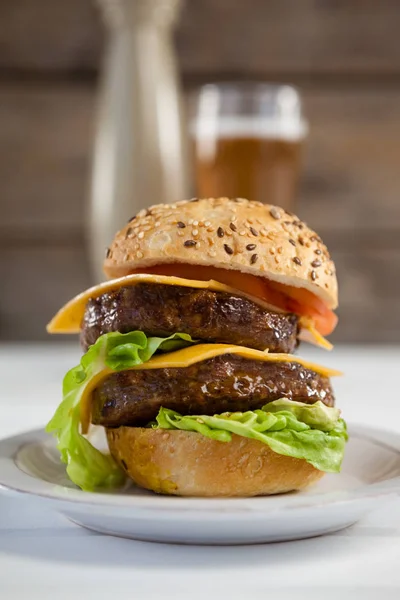 Delicioso hambúrguer em prato — Fotografia de Stock