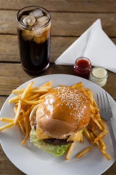 Гамбургер с картошкой фри и холодными напитками — стоковое фото