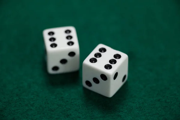 Coppia di dadi sul tavolo da poker — Foto Stock