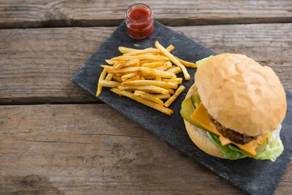 Чизбургер с картошкой фри и соусом — стоковое фото