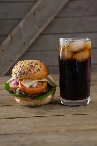 Hambúrguer e bebida de coca fria — Fotografia de Stock