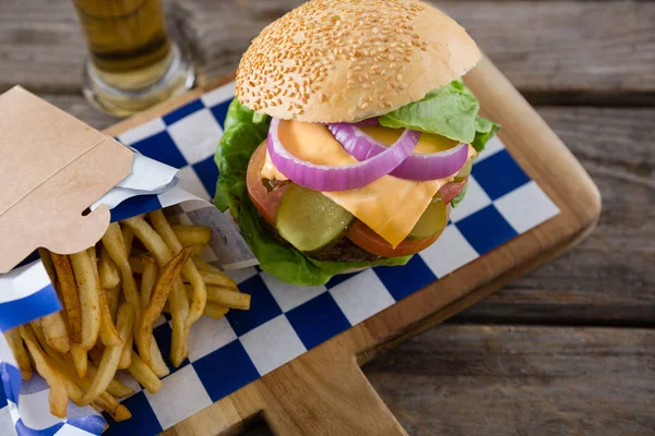 Cheeseburger com batatas fritas e cerveja — Fotografia de Stock