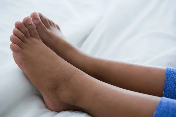 Girls feet on bed — Stock Photo, Image