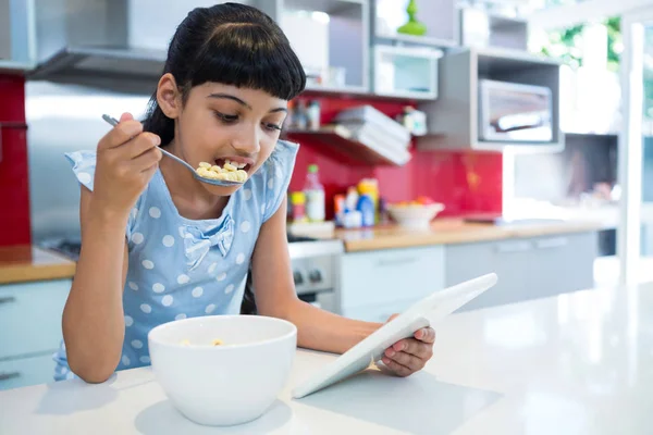 Mädchen frühstückt — Stockfoto