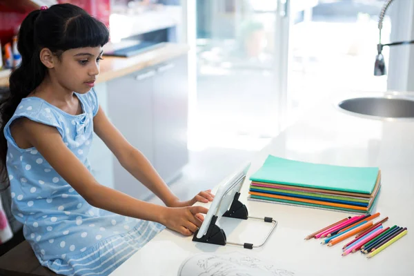 Menina usando tablet digital — Fotografia de Stock