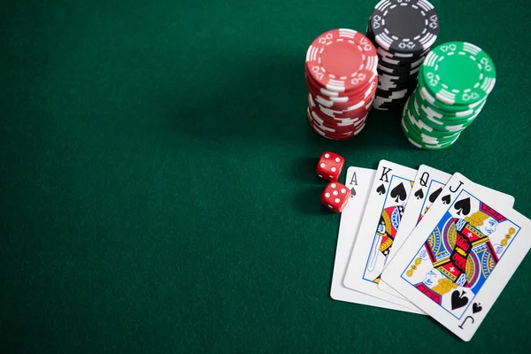 Giocare a carte con dadi e fiches da casinò — Foto Stock