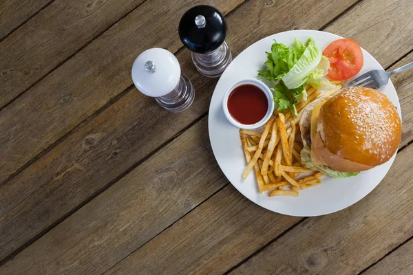 Hambúrguer com batatas fritas e molho — Fotografia de Stock