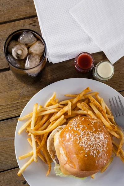 Гамбургер с картошкой фри и холодными напитками — стоковое фото