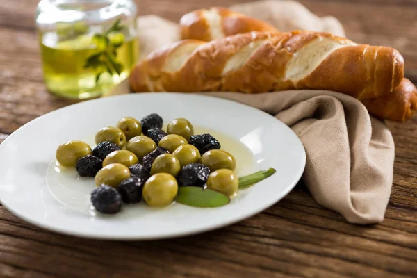 Gemarineerde olijven met olijf olie en brood — Stockfoto