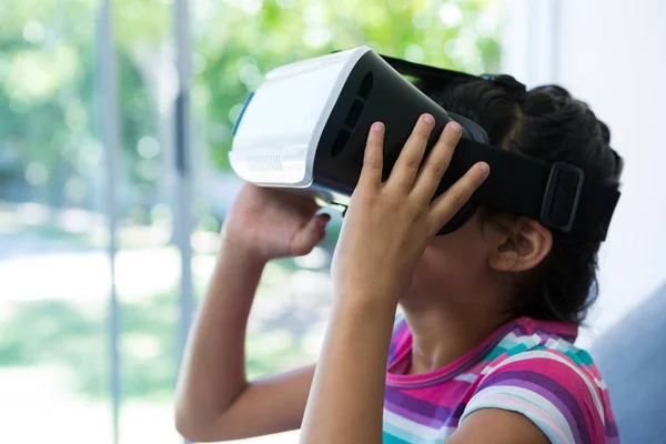 Menina vestindo simulador de realidade virtual — Fotografia de Stock