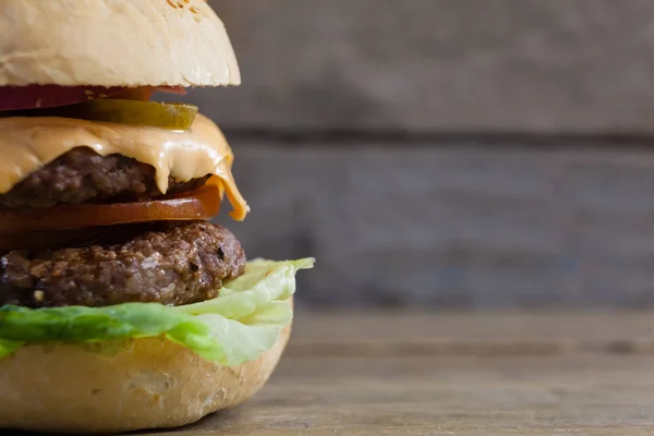 Deliciosa hamburguesa con queso —  Fotos de Stock