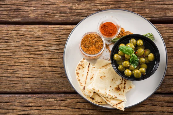 Olives marinées à la nourriture et aux épices — Photo