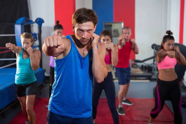 Athlètes frappant à côté du ring de boxe — Photo