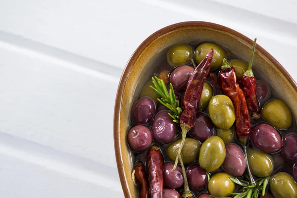 Маринованные оливки с травами — стоковое фото