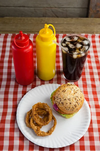 Hamburguesa con papas fritas y aros de cebolla — Foto de Stock