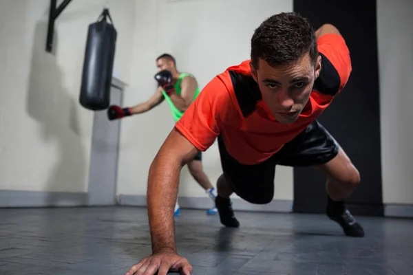 Boxer trainieren im Fitnessstudio — Stockfoto
