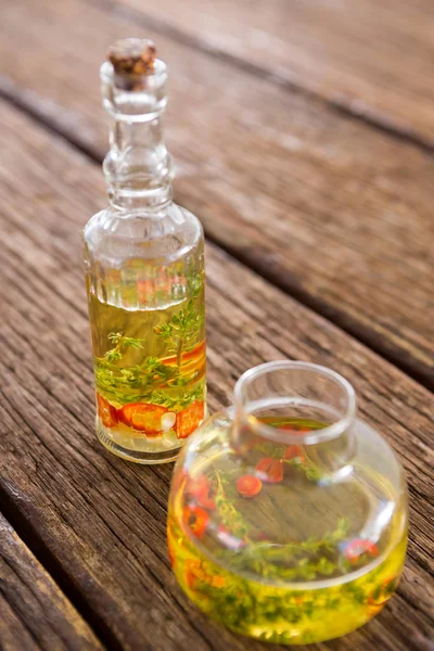 Olijfolie met rozemarijn en chilipepertjes — Stockfoto
