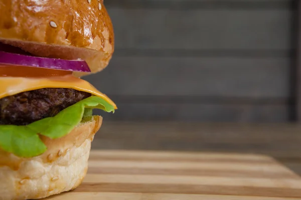 Hamburgare på träbord — Stockfoto